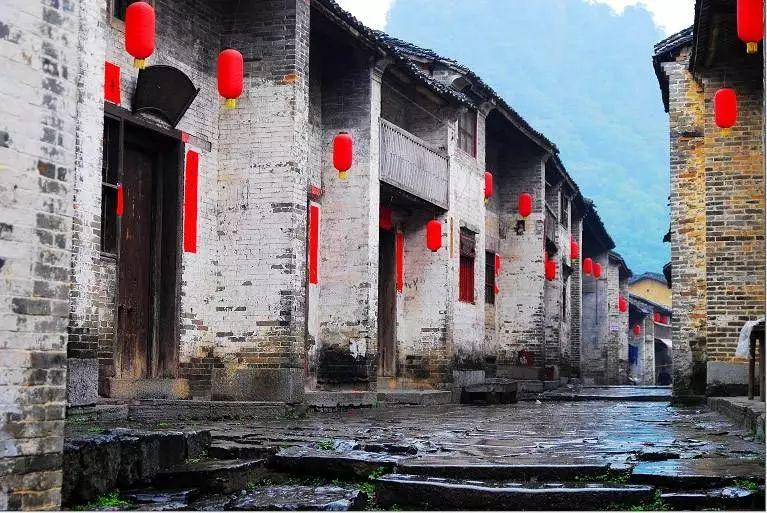 男孩乘坐电梯时玩“火” 点燃电梯里广告牌引发火灾